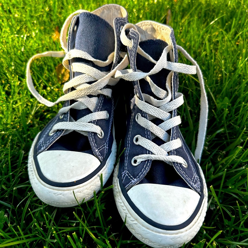 Chuck Taylor All Star
LITTLE KIDS HIGH TOP SHOE size 13.5
